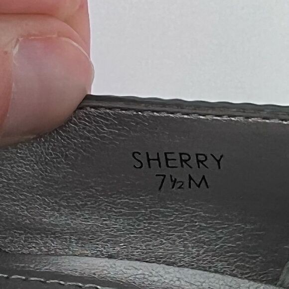 Tahari Gray‎ Patent Leather Sherry Pumps size 7.5 - Picture 4 of 9